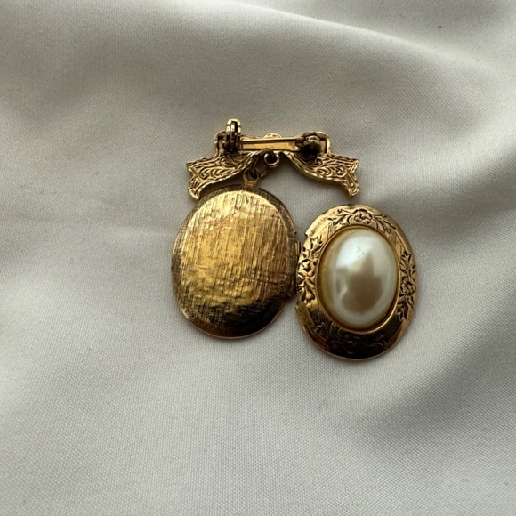 Brooch pins and locket - Picture 2 of 7